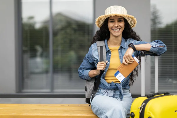 Happy Millennial Woman Summer Straw Hat Tourist Yellow Suitcase Luggage — Foto Stock