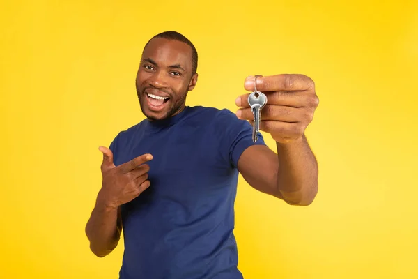 Real Estate Joyful African American Guy Holding New House Key —  Fotos de Stock