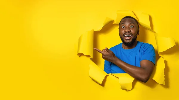 Excited Black Man Gazing Camera Very Happy Expression Pointing Aside — Foto de Stock