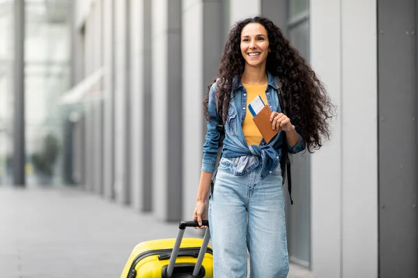 Excited Young Attractive Long Haired Brunette Woman Casual Outfit Travelling — Stockfoto