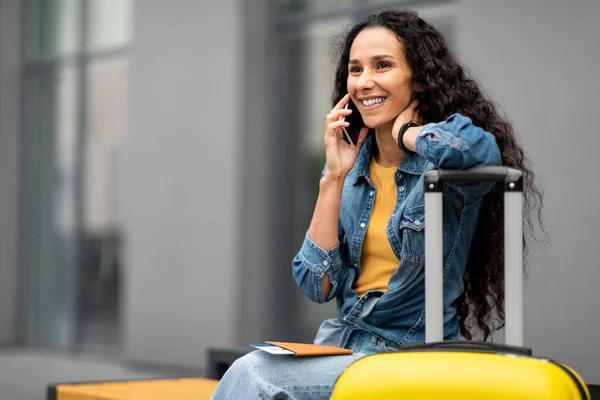 Positive Pretty Young Brunette Woman Casual Tourist Sitting Bench Having — Φωτογραφία Αρχείου