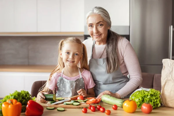 Happy Little Girl Old Woman Aprons Cut Organic Vegetables Salad — Fotografia de Stock