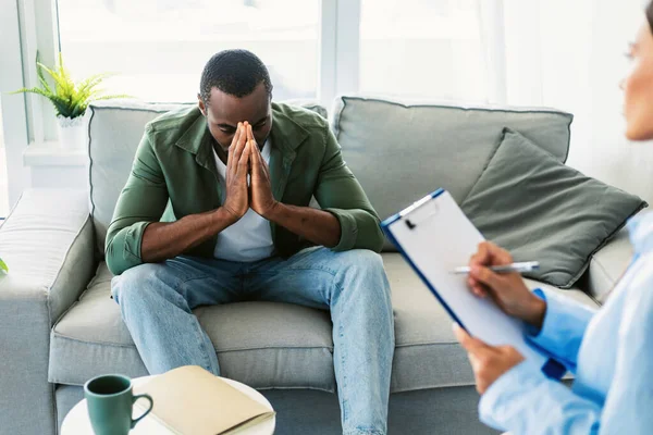 Desperate African American Man Suffering Depression Having Session Psychologists Office — Fotografie, imagine de stoc