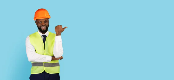 Nice Offer Smiling Black Civil Engineer Pointing Aside Copy Space — Foto Stock