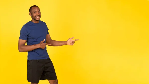 Cheerful African American Sportsman Pointing Fingers Aside Free Space Advertising — Stockfoto