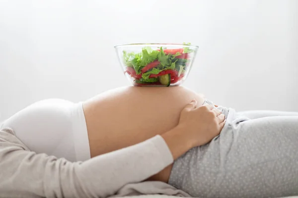 Bowl Fresh Healthy Vegetable Salad Standing Pregnant Woman Belly Unrecognizable — Zdjęcie stockowe