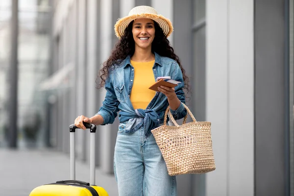 Cheerful Young Brunette Lady Going Summer Vacation Walking Airport Yellow — Stockfoto