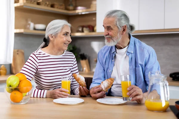 Portrait Cheerful Elderly Couple Having Breakfast Together Kitchen Interior Happy — Foto de Stock
