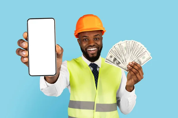 Online Investment Smiling Black Man Hard Hat Vest Holding Money — Zdjęcie stockowe