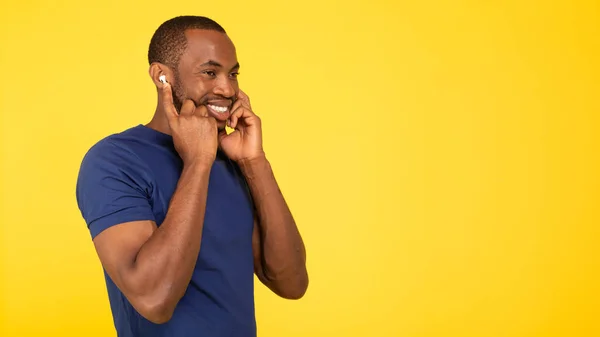 Happy Black Male Listening Music Wearing Earbuds Looking Aside Posing — Stok fotoğraf