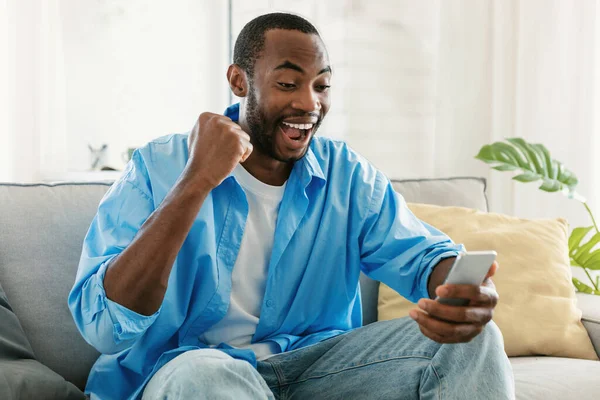Great News Overjoyed Black Man Holding Smartphone Celebrating Success Looking — Fotografia de Stock
