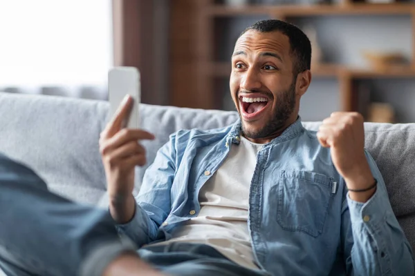 Great News Overjoyed Black Young Man Looking Smartphone Screen Celebrating — Photo