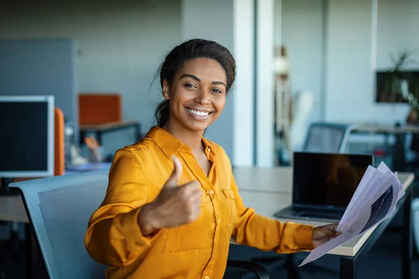 Happy Black Businesswoman Working Charts Showing Thumb Working Office Interior — Photo