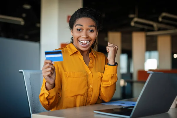Overjoyed Black Female Office Worker Holding Credit Card Shopping Online —  Fotos de Stock