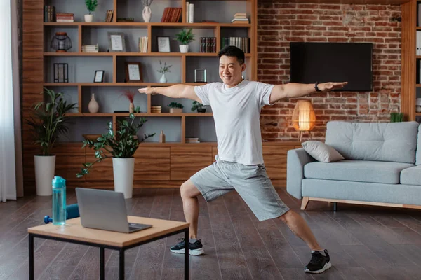 Online Yoga Training Asian Mature Man Exercising Front Laptop Standing — 图库照片