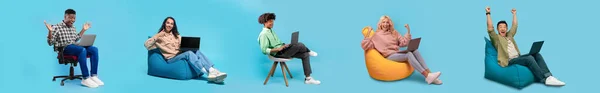Щасливі Молоді Різноманітні Пані Чоловіки Сидять Стільцях Мішках Ноутбуком Святкують — стокове фото