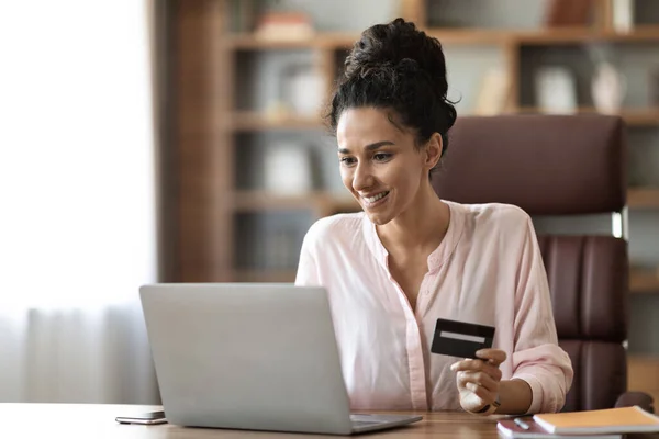 Positive Young Woman Enjoying Her Limitless Credit Card Shopping Online — Stok fotoğraf