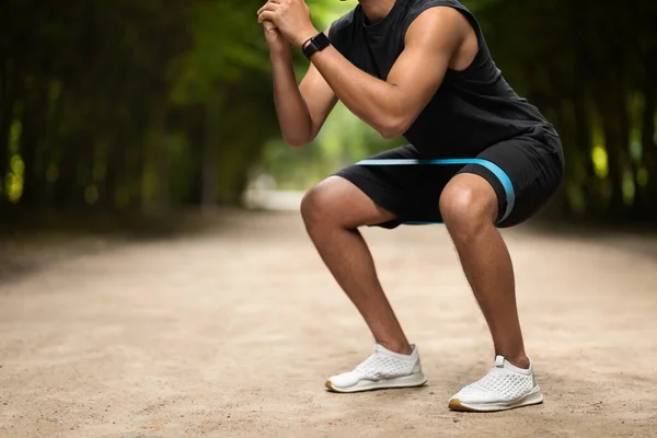 Unrecognizable Muscular Black Man Exercising Public Park Using Elastic Fitness —  Fotos de Stock