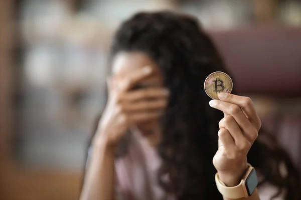Young Brunette Woman Holding Virtual Currency Bitcoin Office Stressed Frustrated — ストック写真