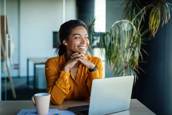 Portrait Dreamy African American Businesswoman Sitting Desk Office Thinking While — ストック写真