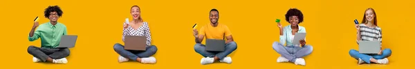 Happy Millennial International Women Men Sitting Laptop Showing Credit Card — Fotografia de Stock