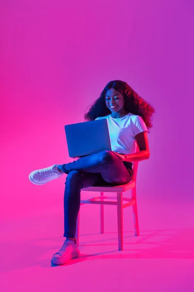 Full Length Beautiful Young Black Lady Using Laptop Online Work — Stock fotografie