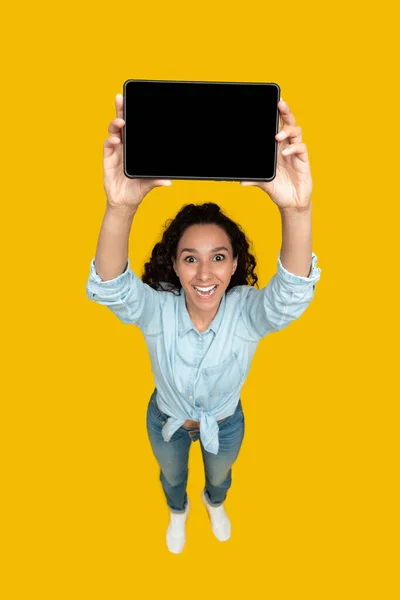 Happy Middle Eastern Lady Showing Digital Tablet Empty Screen Advertising — Foto de Stock