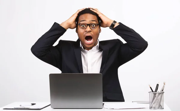 Shocked African American Businessman Laptop Shouting Touching Head Having Problem — Stock fotografie