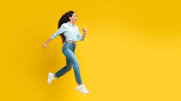 Joyful Arabic Lady Running Mid Air Looking Aside Posing Yellow — Stok fotoğraf