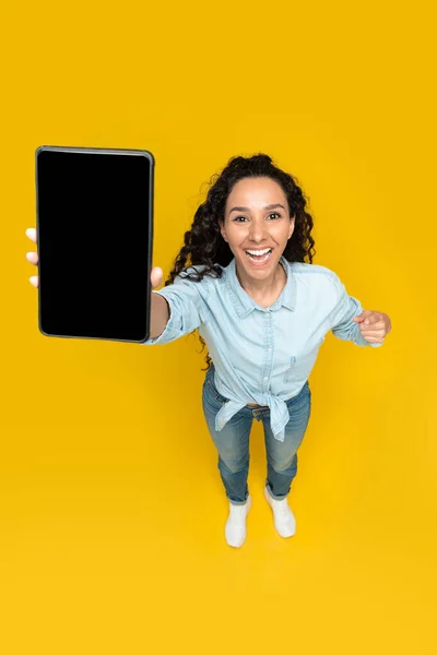 Check App Cheerful Young Woman Pointing Tablet Blank Screen Yellow — ストック写真