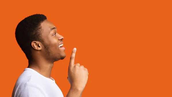 Profile Portrait Excited Black Guy Having Great Idea Pointing Finger — Foto Stock