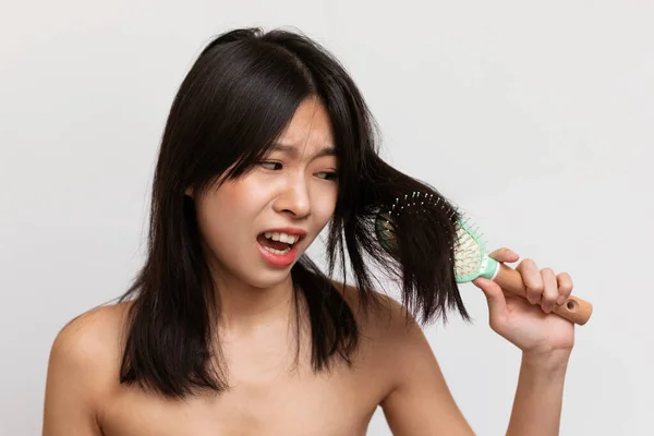 Cosmetics Dry Brittle Hair Irritated Korean Lady Cannot Comb Her — Fotografia de Stock