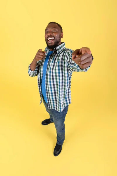 Positive African American Guy Pointing Fingers Camera Standing Yellow Background — Stock Fotó