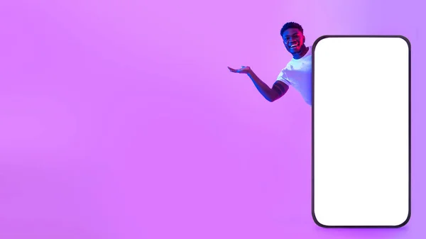 Happy Young Black Man Offering Blank Space Big Cellphone Empty — Stock fotografie