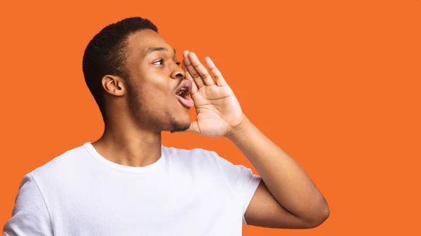 Side View Black Man Shouting Holding Hand Mouth Standing Posing — Stockfoto