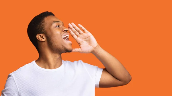 Profile Portrait African American Guy Shouting Holding Hand Mouth Announcing — Stockfoto