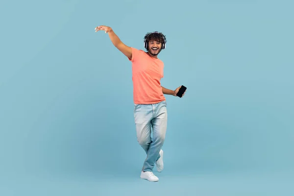 Happy Millennial Eastern Guy Casual Using Brand New Wireless Stereo — Stok fotoğraf