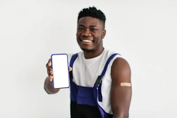 Vaccinated Black Worker Man Showing Empty Smartphone Screen Camera Advertising — 스톡 사진