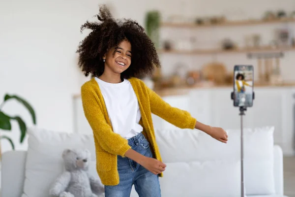 Cute African American Preteen Girl Bushy Hair Casual Outfit Recording — Foto de Stock