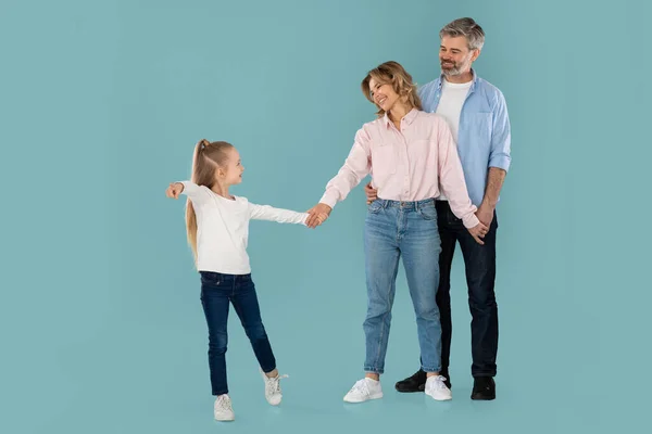 Kid Daughter Pointing Finger Camera Holding Hands Parents Posing Together — Foto Stock