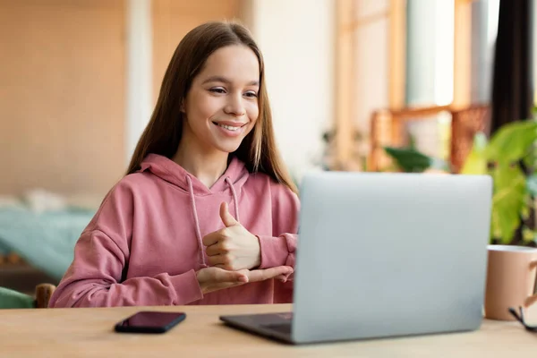 Distant Education Friendly Teen Girl Having Online Lesson Laptop Showing — Fotografia de Stock