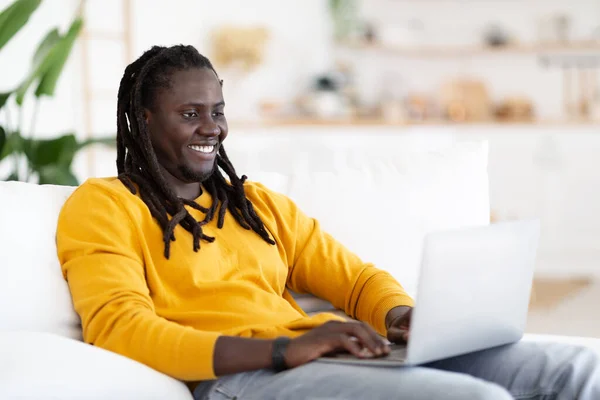 Freelance Concept Smiling Young Black Guy Sitting Couch Laptop Happy —  Fotos de Stock