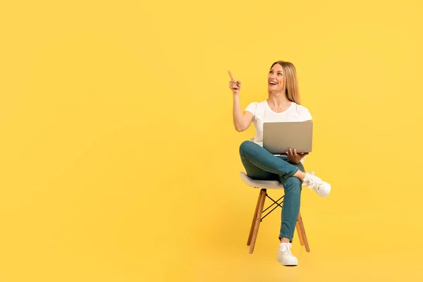 Cheerful Surprised Millennial Caucasian Woman White Shirt Laptop Sits Chair — Φωτογραφία Αρχείου