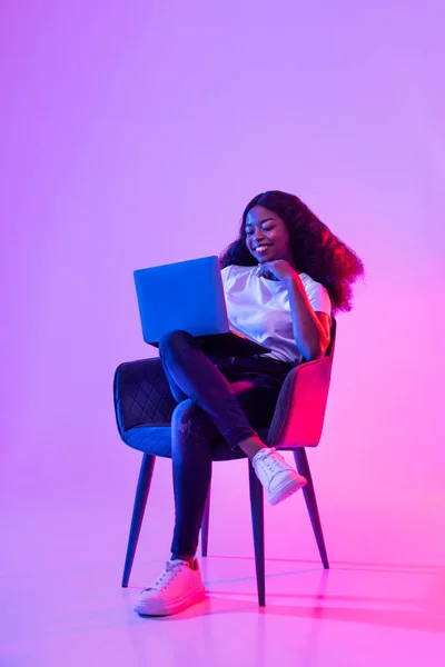 Joyful Young Black Lady Sitting Armchair Modern Laptop Working Remotely — ストック写真