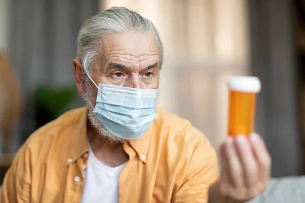 Closeup Portrait Old Grey Haired Man Wearing Protective Medical Face — Zdjęcie stockowe