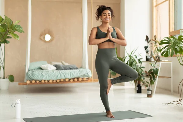 Calm Black Lady Sportswear Exercising Home Standing Tree Pose Meditating — Stockfoto