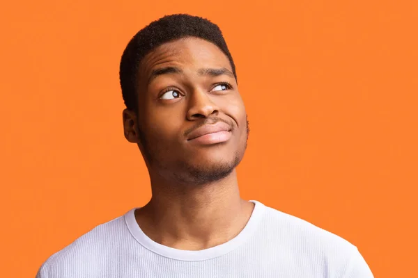 Portrait Funny African American Guy Having Doubt Looking Aside Posing — Φωτογραφία Αρχείου