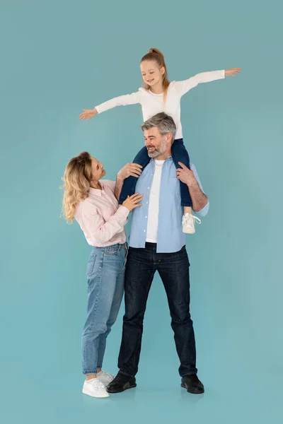 Vertical Shot Positive Parents Little Daughter Posing Kid Sitting Dads — Fotografia de Stock