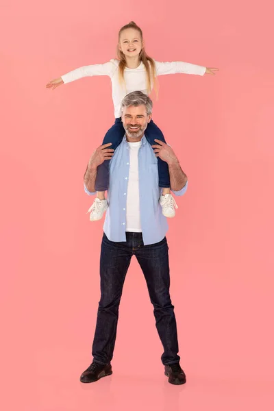 Middle Aged Daddy Little Daughter Posing Together Dad Holding Child — Fotografia de Stock