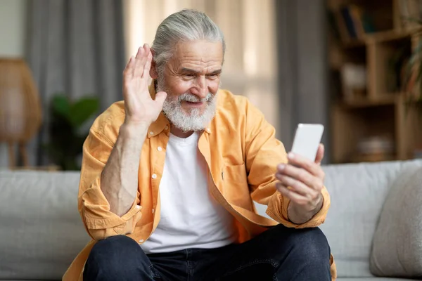 Cheerful Handsome Bearded Elderly Man Casual Sitting Couch Having Video — Stok fotoğraf
